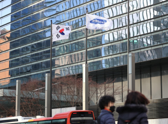 국정농단 사건에 연루돼 재판에 넘겨진 이재용 삼성전자 부회장이 18일 열린 파기환송심에서 징역형의 실형을 선고받았다. 사진은 이날 오후 서울 서초구 삼성 사옥 모습. <연합뉴스>
